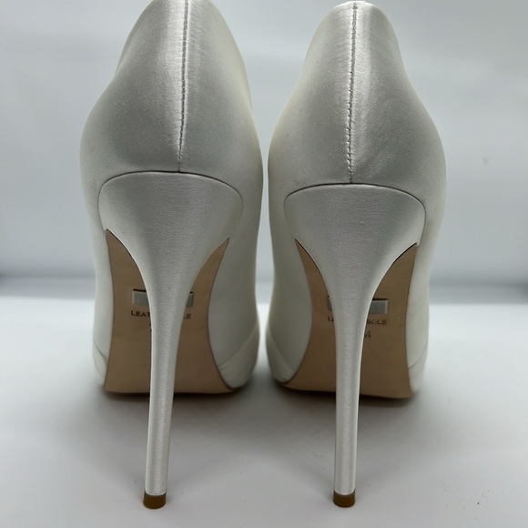 🤩 Gorgeous Badgley Mischka Satin Pumps in Ivory/White Sz 7.5 NIB - Picture 9 of 11